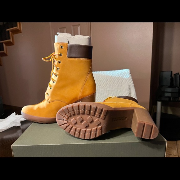 Gold ladies Timberland boots - Picture 2 of 3
